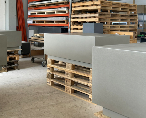 efecto-fitnessfabrik-beton-sitzkuben-werkstatt-3 Betonkuben nach Imprägnierung im Lager