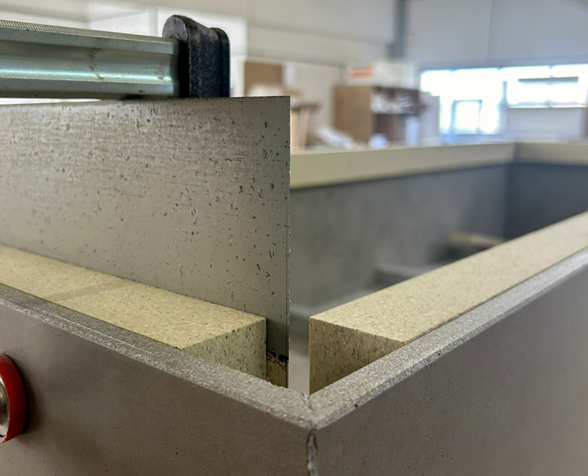 efecto-fitnessfabrik-beton-sitzkuben-werkstatt-5 Detailausschnitt Sockel aus lackiertem Purenit